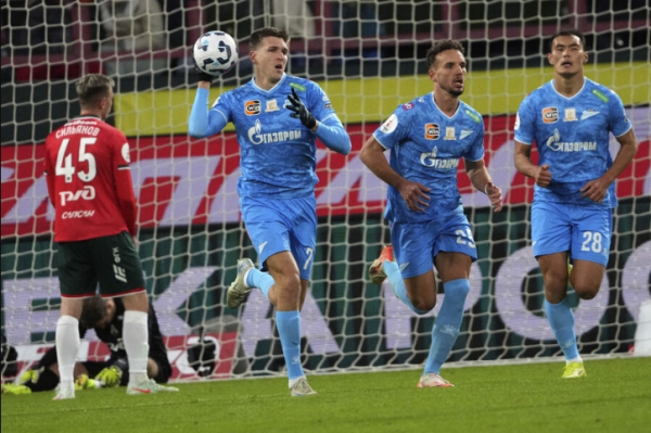 Соболев забил первый гол, а "Зенит" чудом избежал поражения от "Локомотива" после удаления