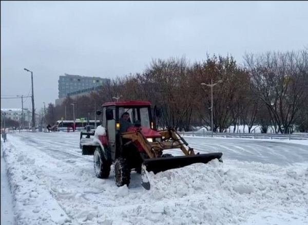 Городские службы устраняют последствия сильного снегопада в Москве