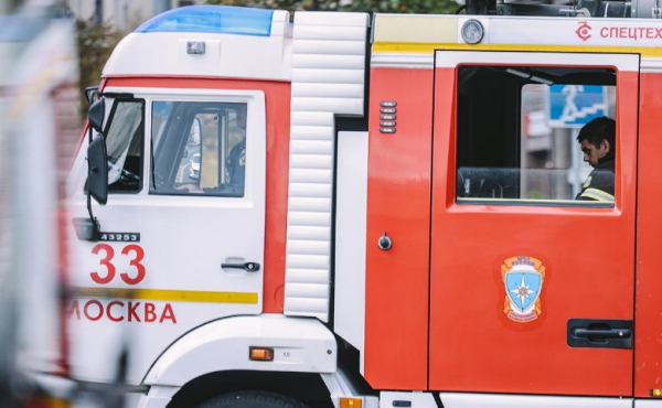 На проспекте в северо-западной части Москвы загорелось такси