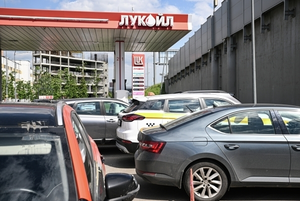 В России бензин преодолел психологическую отметку: литр &mdash; теперь дороже ста рублей