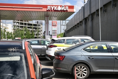 В России бензин преодолел психологическую отметку: литр &mdash; теперь дороже ста рублей