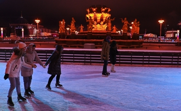 Собянин сообщил, что в Москве в этом году работает почти 1,3 тыс. катков